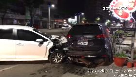 V自撞毀四車0700