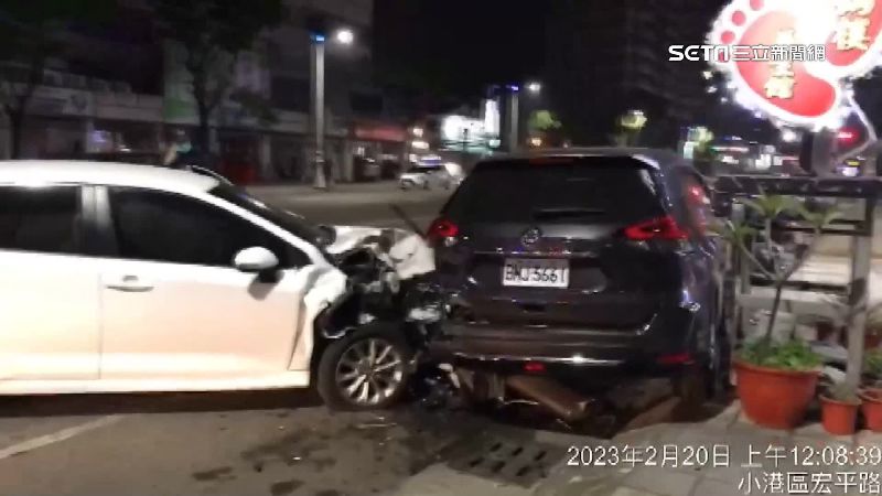 車格內愛車慘遭撞　受波及車主激動痛哭