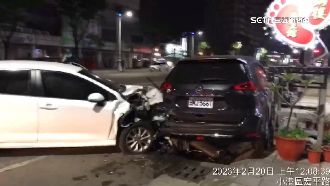 車格內愛車慘遭撞　受波及車主激動痛哭