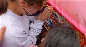 白沙屯媽祖，女子帶小孩，替中風丈夫祈福，磕頭到流血，鑾轎靠近，安撫，女子痛哭(圖／翻攝自白沙屯媽祖網路電視台YT)