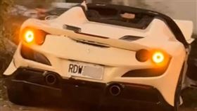 台中要價2千多萬的法拉利812 GTS敞篷超跑失控撞路邊車輛。（圖／翻攝社會事）