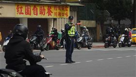 北市停電號誌不亮  警方指揮交通（2）全台3日上午9時左右無預警大範圍停電，台北市內湖區民權東路與瑞光路口紅綠燈號誌不亮，警方緊急派員在路口指揮交通。中央社記者裴禛攝  111年3月3日