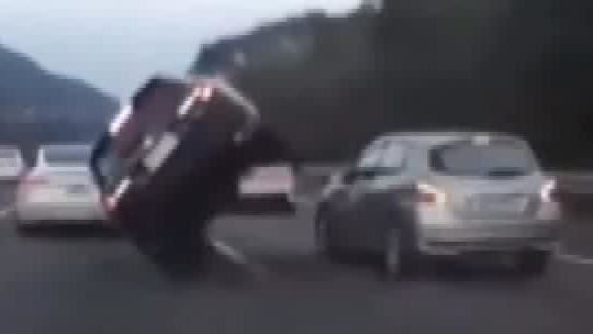 國道上撞車翹起來如特技　駕駛：精神不濟
