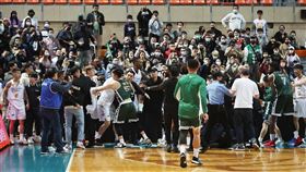 T1爆發史上最大衝突（2）T1職籃聯盟19日爆發史上最大衝突，桃園永豐雲豹和台灣啤酒英熊之戰，雙方終場前50秒勝負已分時爆發全武行，總計2隊共2名教練、10名球員被驅逐出場，雲豹球員陳孝榕（左白衣者）衣服都被扯破。中央社記者張新偉攝　112年2月19日