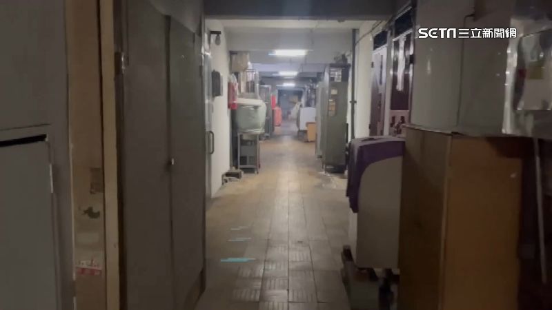 不少社區住戶在公用走廊；樓梯間堆雜物、鞋櫃。（示意圖）