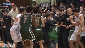 T1爆發史上最大衝突，雲豹、英熊終場前50秒勝負已分時爆發全武行，共12人遭驅逐出場。（圖／翻攝自）