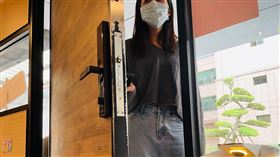 將空氣清淨機擺放在靠近門窗的地方，可第一時間過濾出入帶進的汙染。（圖／486團購提供）