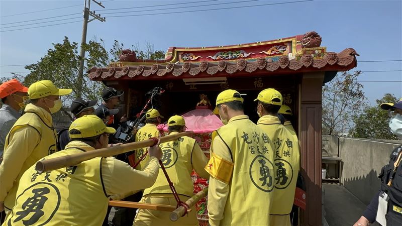 媽祖鑾轎「衝土地公廟」完成1事！信眾驚