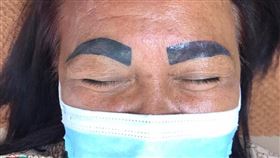 泰國婦人酒醉跑去紋眉，醒來眉毛變得又粗又黑。（圖／翻攝自臉書สักคิ้ว 6 มิติ เพชรบูรณ์ By.อาจารย์ ปังปอนด์）
