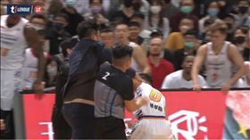 英熊助教林玠禾前役揮拳攻擊雲豹球員陳孝榕。（圖／擷取自T1聯盟YT頻道）