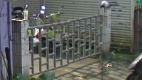 新北市新店區有個用水管拼接的柵門。（圖／翻攝自Google Map）