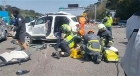 國道3號北上111公里處，香山路段，7車連環追撞，1人無生命跡象，轎車車尾撞爛，受困，滿目瘡痍(圖／翻攝畫面)