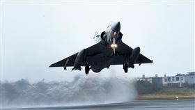 空軍春節加強戰備幻象戰機，滿載各式空對空、空對海、空對地飛彈及槍砲，隨時執行台灣空域安全。（記者邱榮吉/攝影）