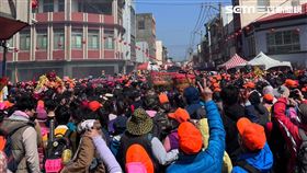 白沙屯媽祖 回鑾 白沙屯車站前看戲 記者鄭尹翔攝影