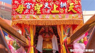 獨／白沙屯媽祖為何愛看戲？戲台停3小時