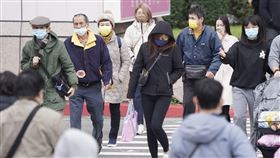 氣溫續降  北台灣轉冷根據中央氣象局網站，20日清晨本島平地最低溫為新北市富貴角攝氏10.2度。氣象專家吳德榮表示，20日北台灣轉冷，21日晚、22日清晨最冷。圖為民眾穿著禦寒衣物走在台北市中正區街頭。中央社記者徐肇昌攝  112年2月20日