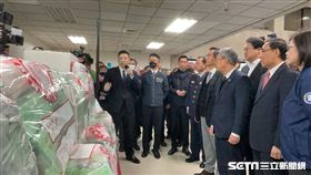 調查人員向行政院長陳建仁說明案情。（圖／記者楊忠翰攝影）