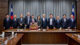 蔡英文總統今（20）日接見八大工商團體理（董）事長。（圖／總統府提供)