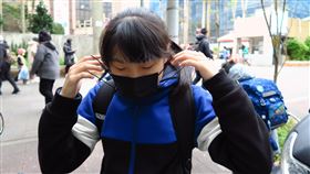 校園口罩令未鬆綁  學童進校門把口罩戴好中央流行疫情指揮中心日前宣布，20日起鬆綁室內口罩令，但校園室內戴口罩規定在3月6日才放寬。圖為台北市一名學童下車進校門前把口罩戴好。中央社記者謝佳璋攝  112年2月20日