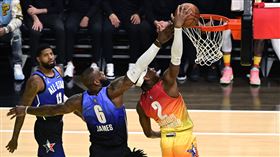 ▲詹姆斯（LeBron James）嘗試蓋火鍋時，手指意外敲到籃圈，疑似扭傷退場休息。（圖／路透社／達志影像）