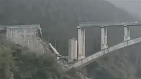 據《央視新聞》報導，中國廣西賀州市八步區，19日晚間9點40分左右接到民眾報案，當地「步頭大橋」橋面發生坍塌，直到今（20）日白天畫面才曝光，恐怖畫面震驚眾人。▲（圖／翻攝自微博）