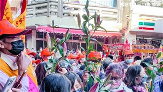 獨／拱天宮外為何送百合花？可求媽祖這事