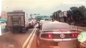 北市黃女酒後追撞停等紅燈的3部轎車，包括野馬、賓利等名車。（圖／翻攝畫面）