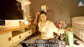 ▲IU被粉絲A某指出「欺騙粉絲」，原因就在於聖誕節發出的個人Vlog影片。（圖／翻攝自이지금 [IU Official]YouTube）
