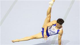 111年全大運  「亞洲貓王」唐嘉鴻地板項目奪金111年全國大專校院運動會26日在國立體育大學綜合體育館進行競技體操項目，公開男子組部分，「亞洲貓王」唐嘉鴻在地板決賽為台師大奪下金牌。中央社記者鄭清元攝  111年4月26日