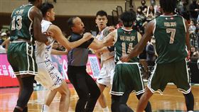 T1爆發史上最大衝突（1）台灣職籃T1聯盟19日進行台灣啤酒英熊隊與桃園永豐雲豹隊賽事，終場前50秒，雲豹已經領先18分，球員陳孝榕（右3）卻刻意持球揮拐，直接打到英熊蔣淯安（右2）臉上，2人爆發推擠，隨後雙方球隊成員也一擁而上，成T1史上最大衝突。中央社記者張新偉攝　112年2月19日