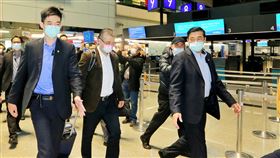 李驍東結束行程搭機離台（1）中國上海市台辦副主任李驍東（左2）等人20日下午抵達桃園國際機場，在航警人員陪同進入機場，準備搭機離台，李驍東在桃園機場沒有受訪或發表談話。中央社記者吳睿騏桃園攝  112年2月20日