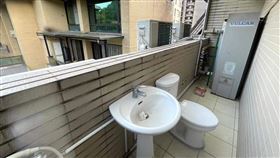 網友投稿，陽台竟有洗手台跟馬桶。（圖／翻攝自奇葩裝潢分享中心 臉書）