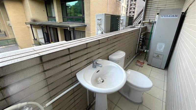 陽台驚見半露天廁所　網傻眼：比兇宅還兇