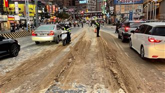 淡水驚見泥巴路！砂石車掉廢土4騎士慘摔