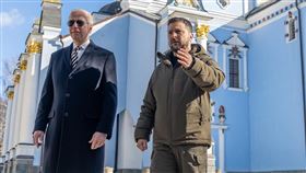 20日晚間，拜登也在臉書PO出與澤倫斯基「站立在基輔」的照片，表示「美國和世界會與烏克蘭站在一起」。

▲（圖／翻攝自拜登臉書）