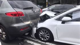 北市女子酒駕連撞3車台北市警察局中山分局20日下午獲報在港墘路、堤頂大道二段路口發生交通事故，根據警方調查，黃姓肇事女駕駛行經案發路段時，不明原因追撞前方3輛停等紅燈的汽車，黃女及同車乘客受輕傷，另遭撞3車幸無人傷；經檢測發現黃女酒測值超標，依法送辦。（翻攝照片）中央社記者黃麗芸傳真 112年2月20日