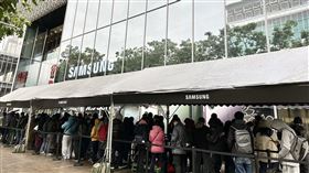 三星S23開賣排隊人潮。（圖／記者谷庭拍攝）