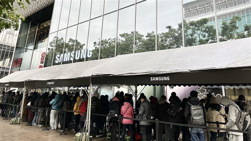 三星Galaxy S23開賣！頭香哥1週前來排隊