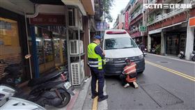 北市郭男將救護車違停黃線上遭盤查，赫然發現車牌及駕照全被註銷。（圖／翻攝畫面）