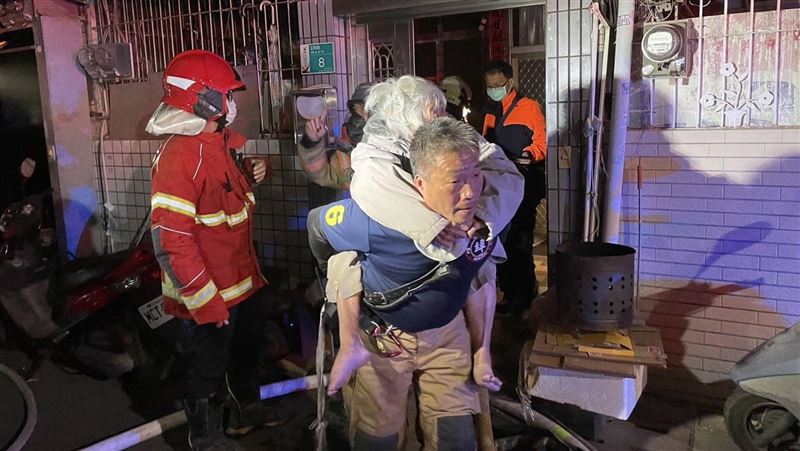 台南深夜大火連燒5戶！勇消揹阿嬤逃火場