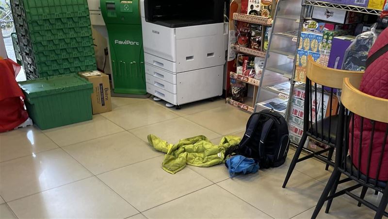 腳放超商桌上　小學生跩嗆：全家就是我家