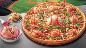 必勝客顛覆「南蒸、北炸」戰局，強勢推出「呷霸王紅糟肉圓比薩」，用烤肉圓比薩建立肉圓界新秩序！（圖／品牌業者提供）