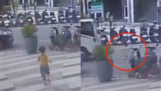 男童衝出馬路找爸媽遭撞倒地！驚悚畫面曝
