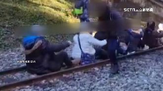 遊阿里山玩過頭　10多人坐鐵軌「划龍舟」