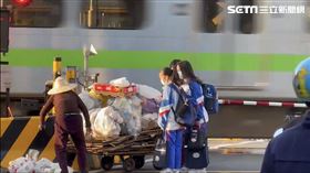 彰化9旬拾荒嬤卡鐵軌　3國中勇女冒險救人（圖／翻攝畫面）