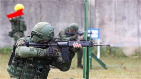 國軍推動實戰化射擊訓練（2）為強化官兵射擊，國軍推動「實戰化射擊」訓練，增加跪姿、立姿，應用於志願役及未來的1年期義務役。國防部21日邀請媒體記者前往駐紮桃園楊梅的269旅高山頂營區，官兵展示調整後的步槍射擊訓練方式。中央社記者鄭清元攝  112年2月21日