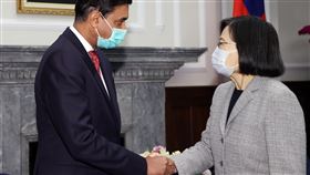 總統接見美國聯邦眾議員肯納總統蔡英文（右）21日在總統府接見美國聯邦眾議員肯納（Ro Khanna）（左）訪團，就台美經貿關係、區域安全、數位發展及資訊安全等議題深入交換意見。中央社記者鄭傑文攝  112年2月21日