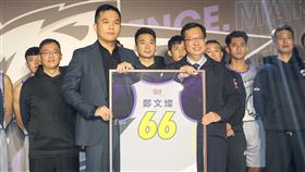 T1聯盟桃園雲豹冠名成軍記者會（3）台灣職籃聯盟T1 League桃園雲豹隊10日在桃園舉行冠名成軍記者會，會中由雲豹董事長劉晉良（前左）代表致贈球衣給桃園市長鄭文燦（前右）。中央社記者裴禛攝  110年11月10日