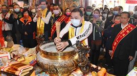 侯友宜主持深丘福德宮福德正神聖誕參拜暨環境消毒車及防災救援專車捐贈儀式。（圖／新北市民政局提供）