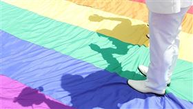 台灣2019年5月成為亞洲第一個同性婚姻合法化的地區，迄今已有超過2000對同性伴侶登記結婚，促使商業代孕機構紛紛來到台灣協助更多想要生兒育女的LGBT+伴侶。（中央社檔案照片）